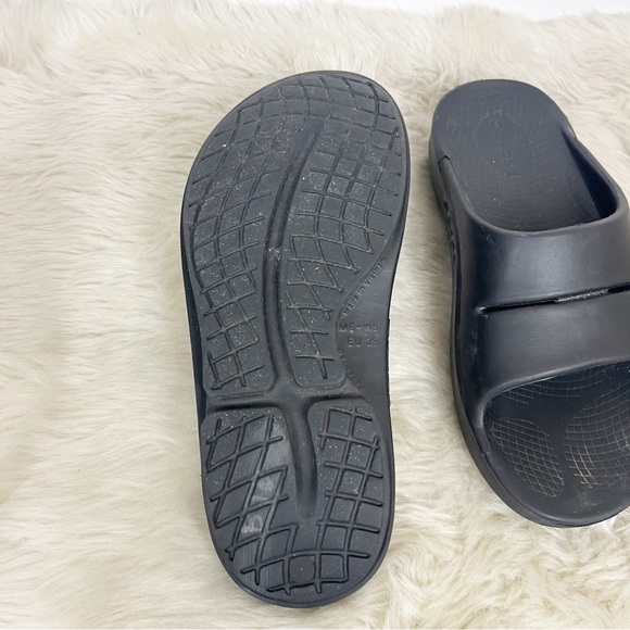 Oofos Ooahh Black Rubber Slides Size 8 - Picture 6 of 7